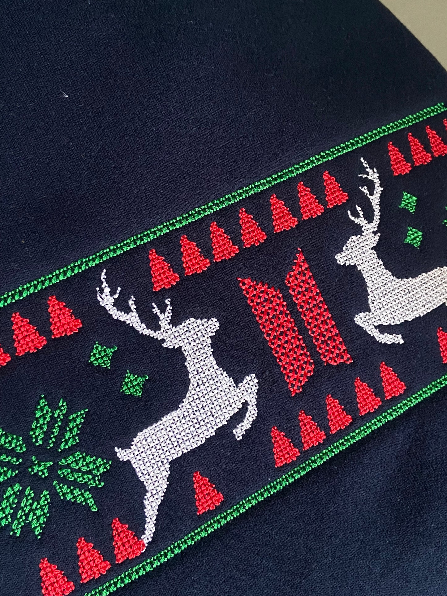 BTS UGLY CHRISTMAS SWEATER SUDADERA BORDADA