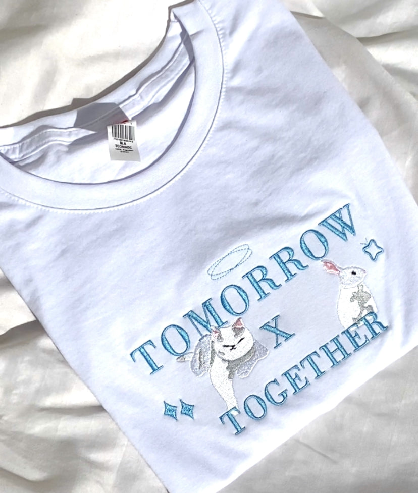 TOMORROW X TOGETHER TXT PLAYERA BLANCA BORDADA unisex