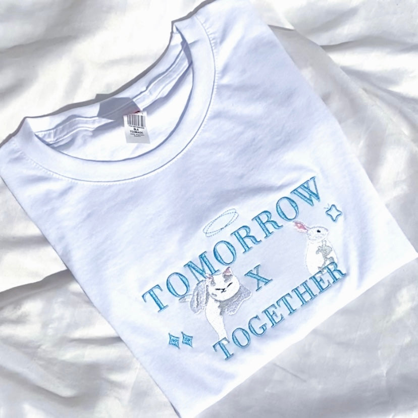 TOMORROW X TOGETHER TXT PLAYERA BLANCA BORDADA unisex