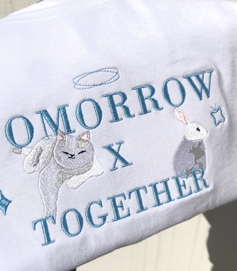 TOMORROW X TOGETHER TXT PLAYERA BLANCA BORDADA unisex