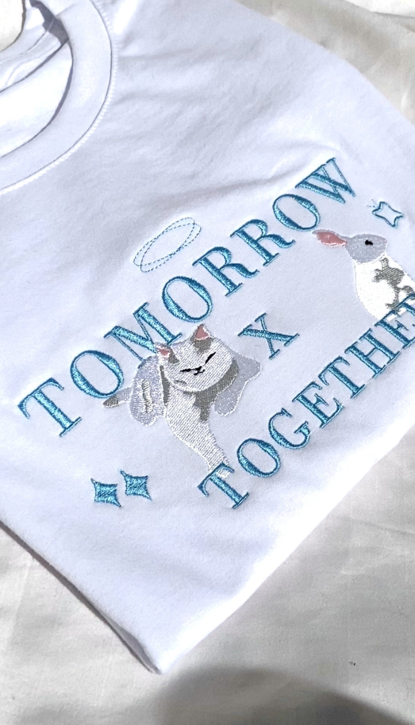 TOMORROW X TOGETHER TXT PLAYERA BLANCA BORDADA unisex