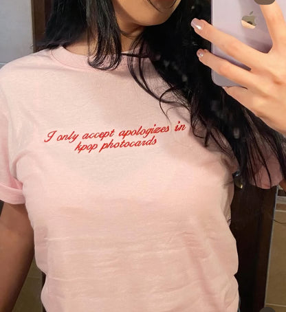 KPOP TEXT PLAYERA BORDADA UNISEX