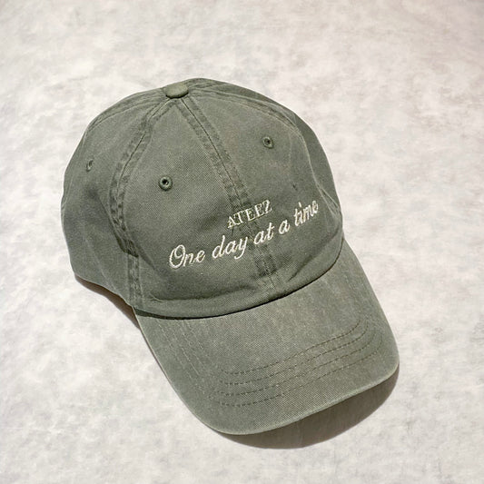 ONE DAY AT A TIME ATEEZ GORRA BORDADA