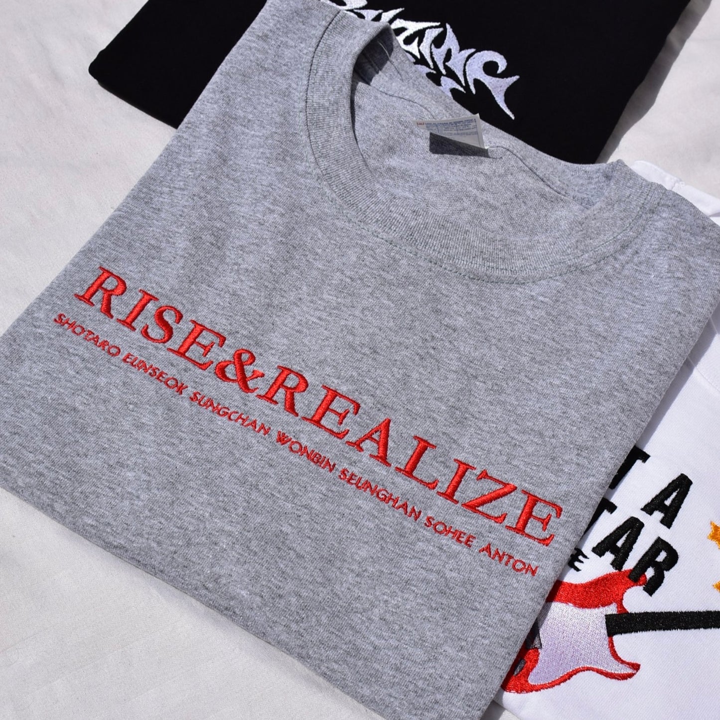 RIIZE RISE & REALIZE PLAYERA GRIS BORDADA