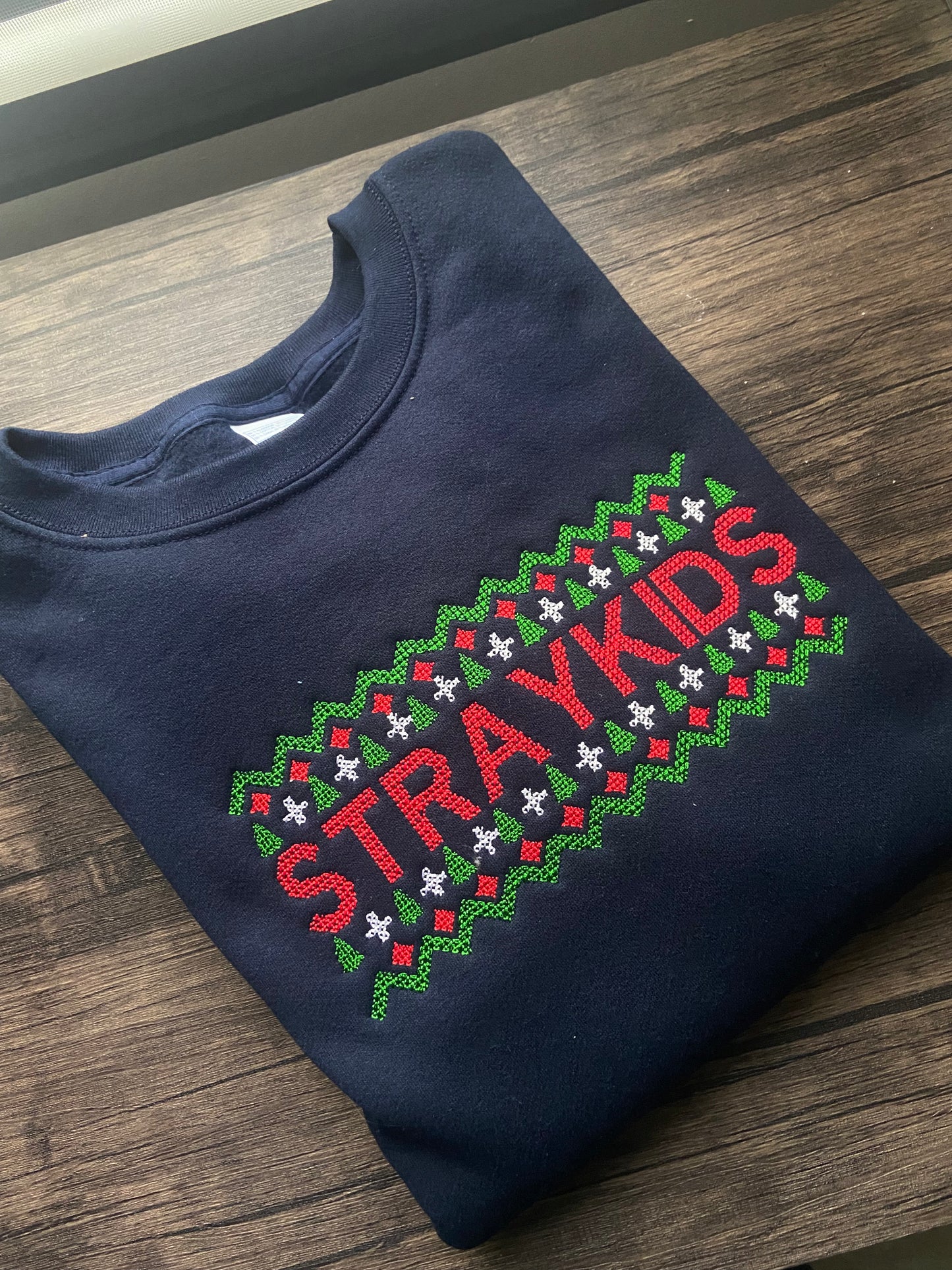 STRAY KIDS UGLY CHRISTMAS SWEATER SUDADERA BORDADA