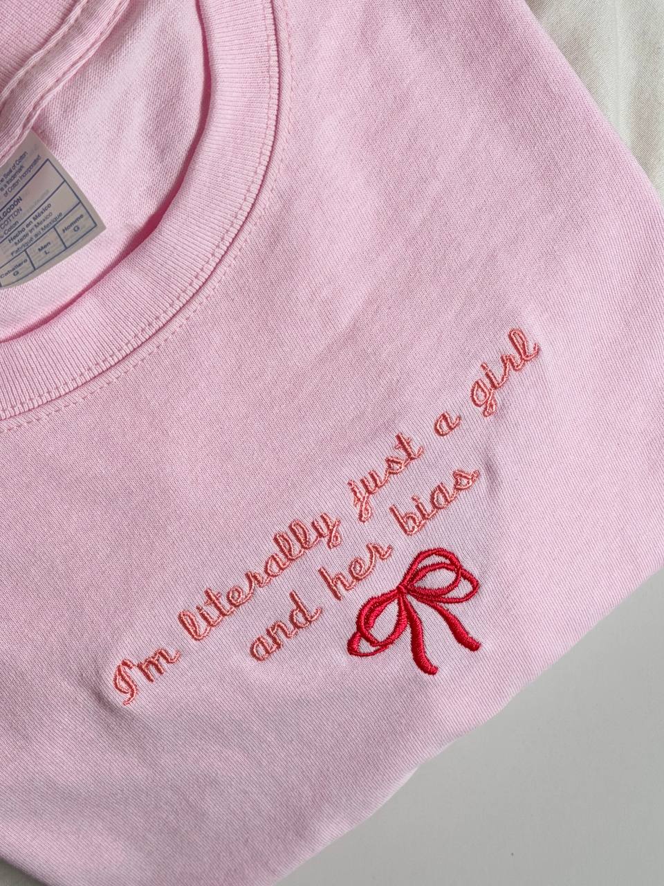 GIRL WITH HER BIAS - CUPID COLLECTION PLAYERA ROSA BORDADA MANGA CORTA