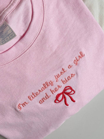 GIRL WITH HER BIAS - CUPID COLLECTION PLAYERA ROSA BORDADA MANGA CORTA