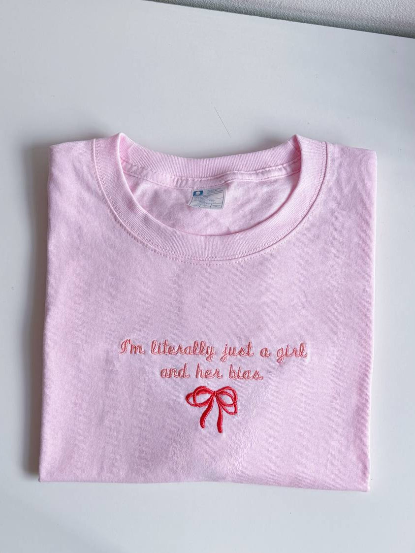 GIRL WITH HER BIAS - CUPID COLLECTION PLAYERA ROSA BORDADA MANGA CORTA