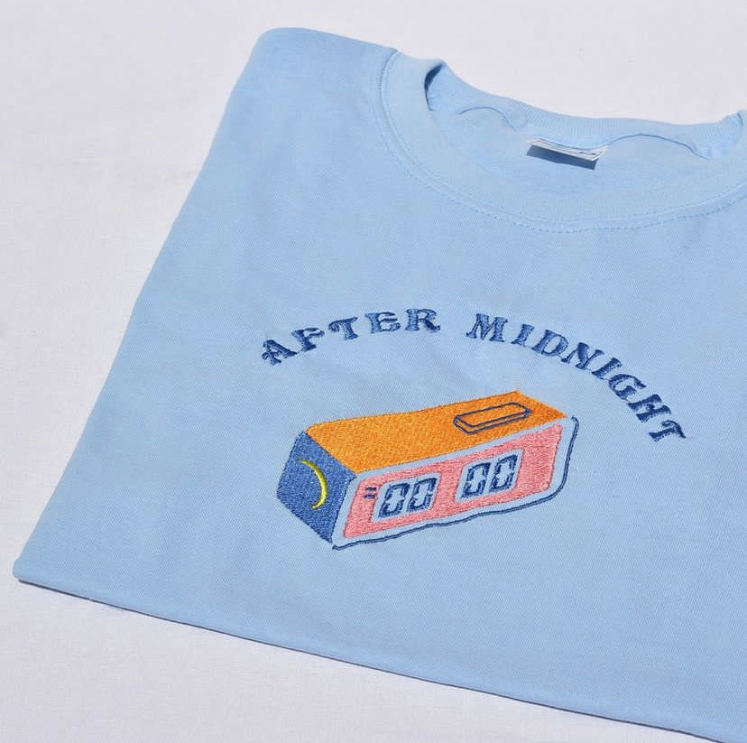 AFTER MIDNIGHT PLAYERA Bordada