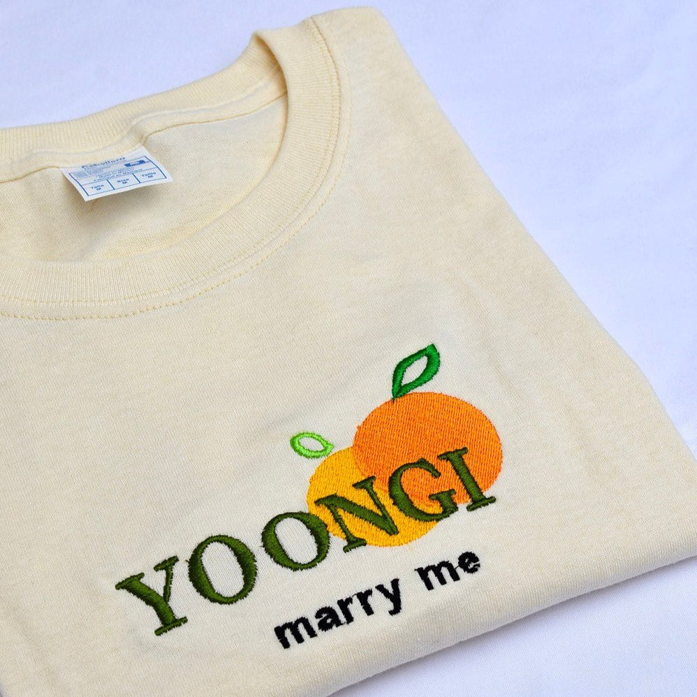 YOONGI MARRY ME BTS PLAYERA BORDADA (Suga)