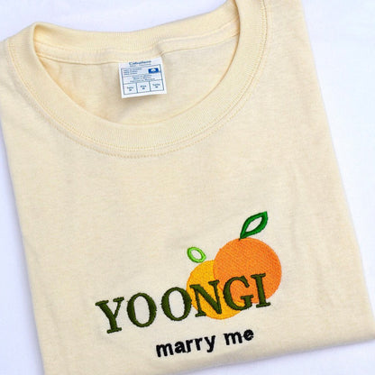 YOONGI MARRY ME BTS PLAYERA BORDADA (Suga)