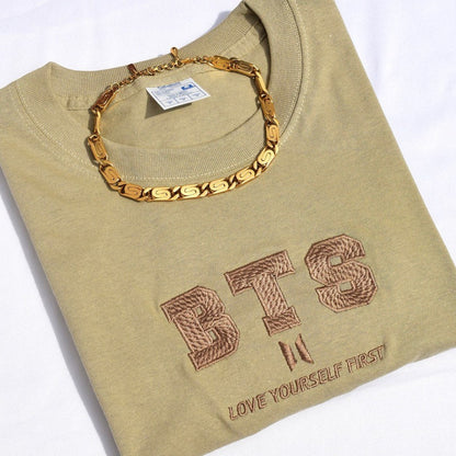 BTS GOLD PLAYERA BORDADA